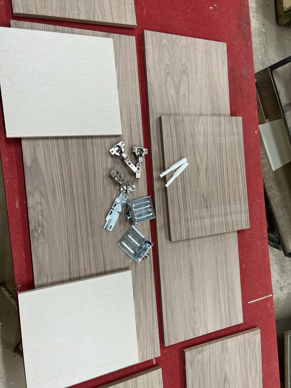 Beschläge und Verbindungstechnik im Flat-Lay, mit Nussbaum- und F416-Textil-Bauteilen
